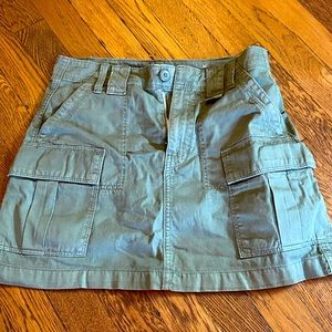 American Eagle green cargo skirt.